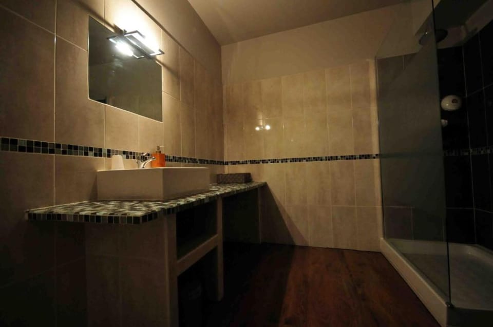 Comfort Twin Room, Non Smoking | Bathroom | Shower, free toiletries, hair dryer, towels
