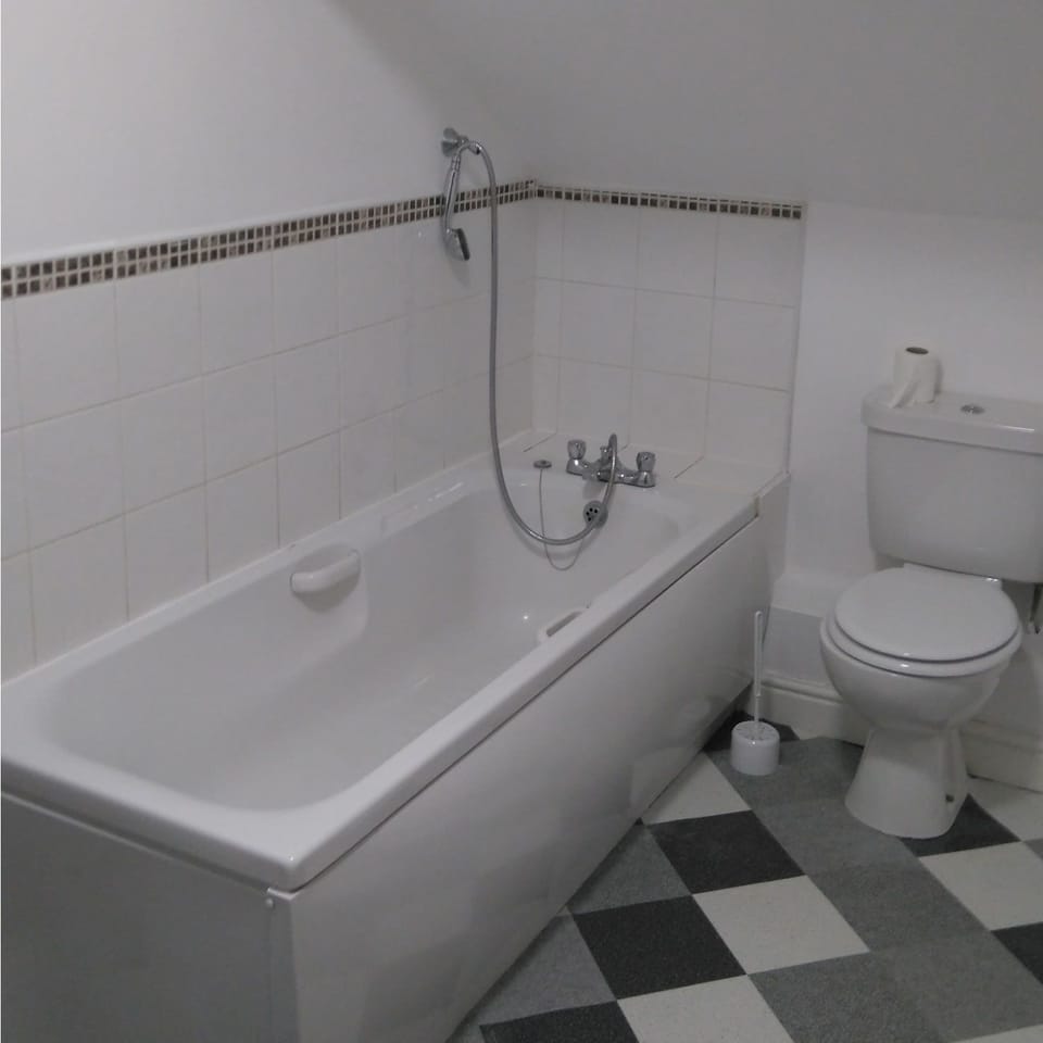 Standard Apartment | Bathroom | Shower, hair dryer, towels