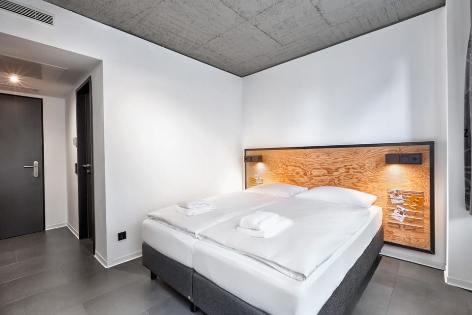 Private double room with private bathroom | Premium bedding, soundproofing, WiFi (free), bed sheets
