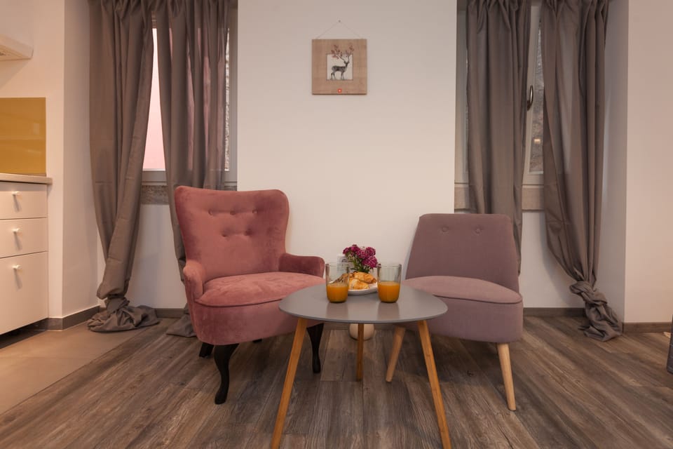 Studio (Queen-Neva) | Living area | Flat-screen TV