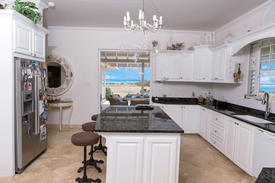 Villa | Shared kitchen | Coffee/tea maker, fridge, microwave, oven