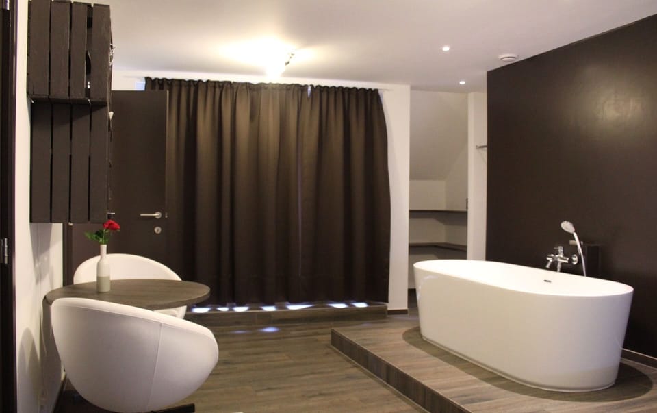 Comfort Double Room, Balcony, Park View | Minibar, in-room safe, individually decorated, individually furnished