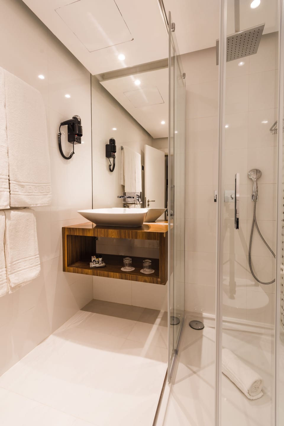 Executive Triple Room | Bathroom | Shower, rainfall showerhead, free toiletries, hair dryer