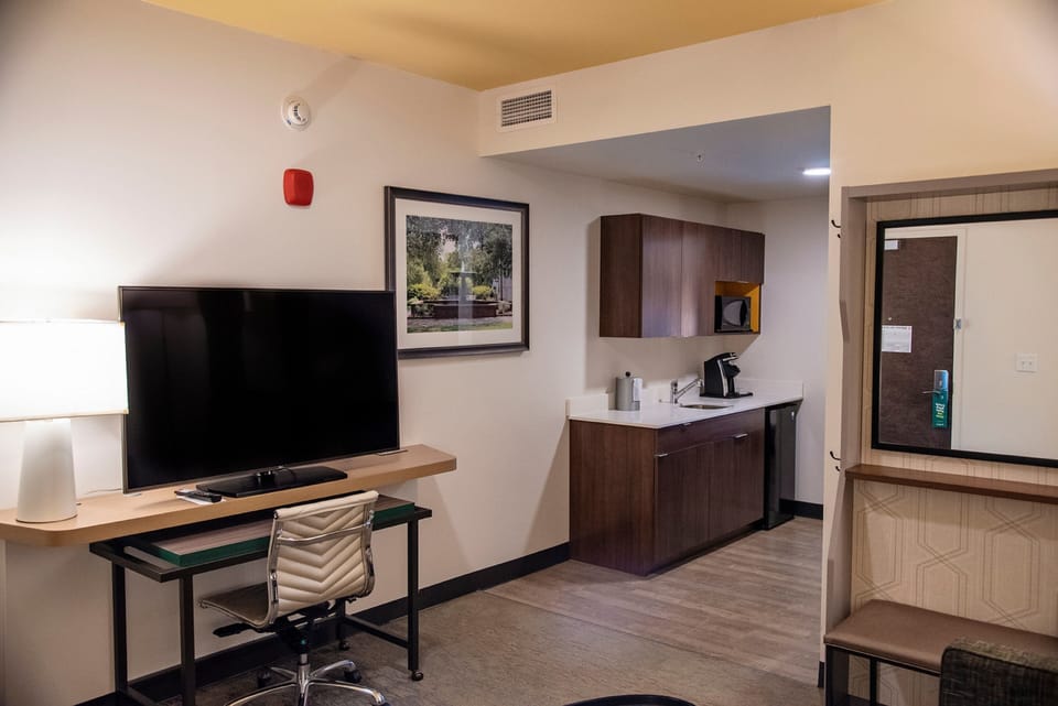 Suite, 1 Bedroom | Desk, cribs (surcharge), rollaway beds (surcharge), WiFi (free)