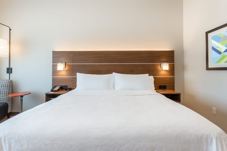 Premium bedding, in-room safe, desk, laptop workspace
