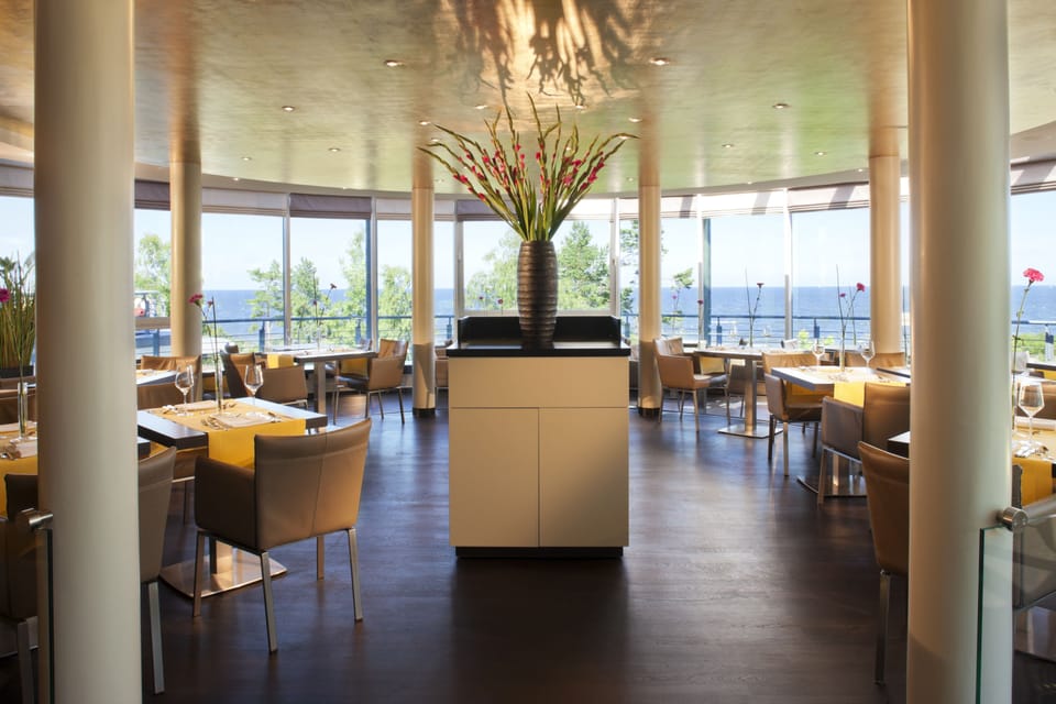 2 restaurants; breakfast, lunch, and dinner served