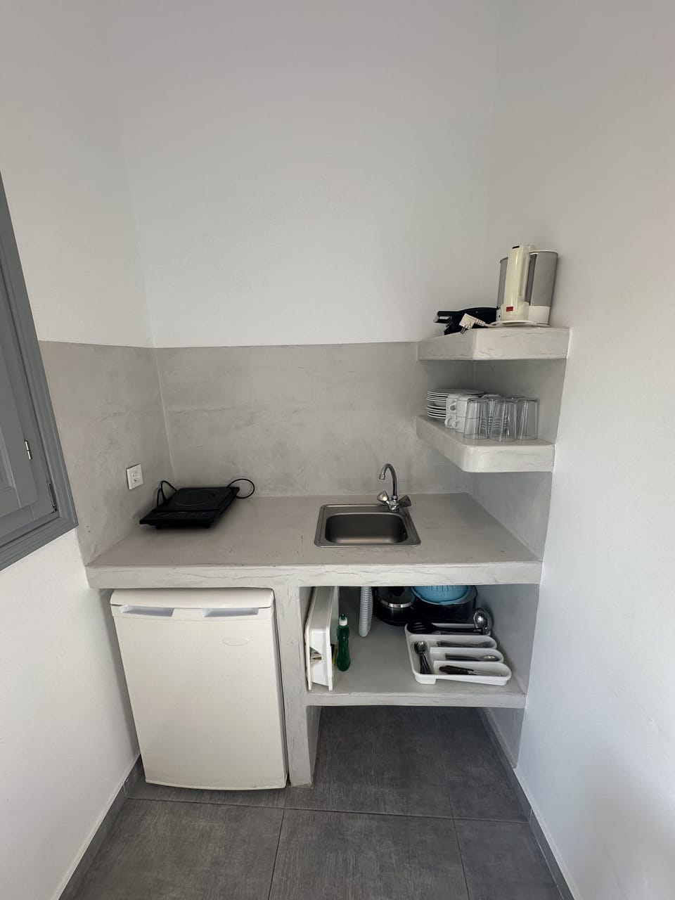 Deluxe Studio, 1 Bedroom | Private kitchen | Fridge, stovetop, electric kettle, cookware/dishes/utensils