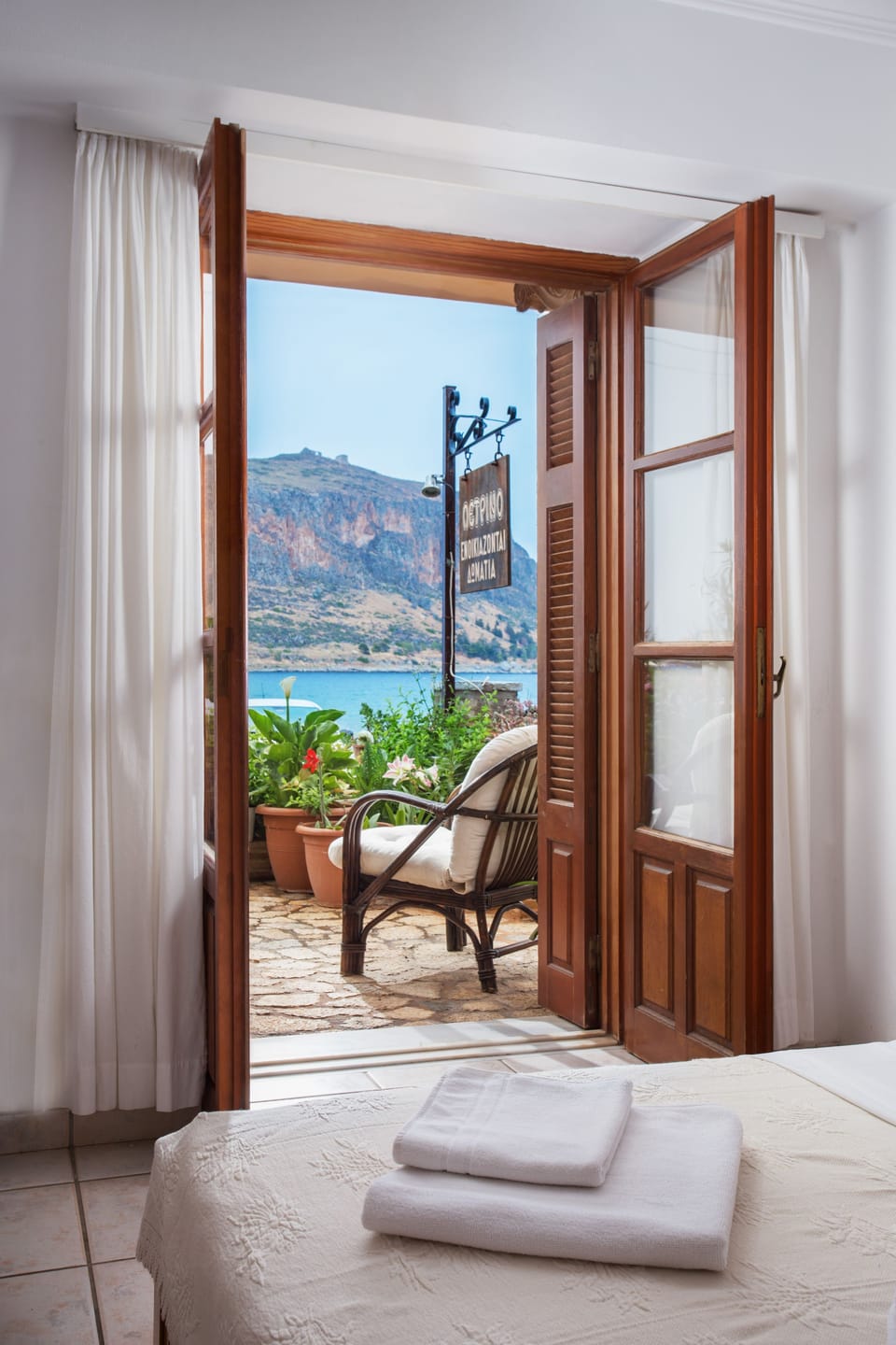 Double Room, Partial Sea View | Soundproofing, iron/ironing board, free WiFi