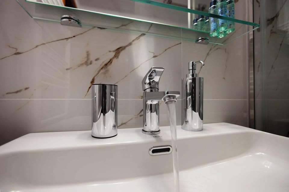 Superior Double Room, Sea View | Bathroom | Shower, free toiletries, hair dryer, bathrobes