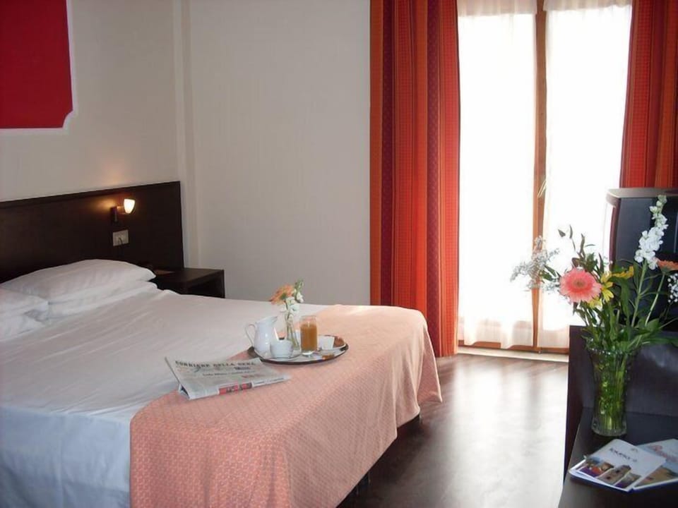 Minibar, in-room safe, free WiFi