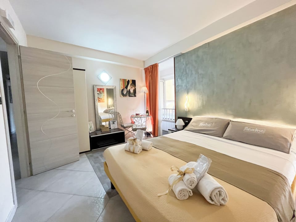 Economy Room | In-room safe, desk, laptop workspace, blackout drapes
