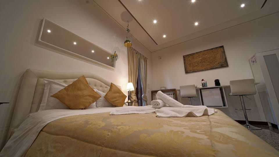 Comfort Suite, 1 Double Bed with Sofa bed, Hot Tub, Garden Area | Free minibar, in-room safe, desk, soundproofing
