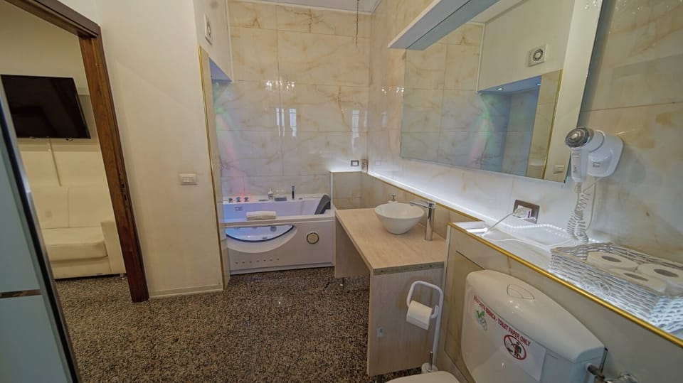 Comfort Suite, 1 Double Bed with Sofa bed, Hot Tub, Garden Area | Bathroom | Free toiletries, hair dryer, bidet, towels