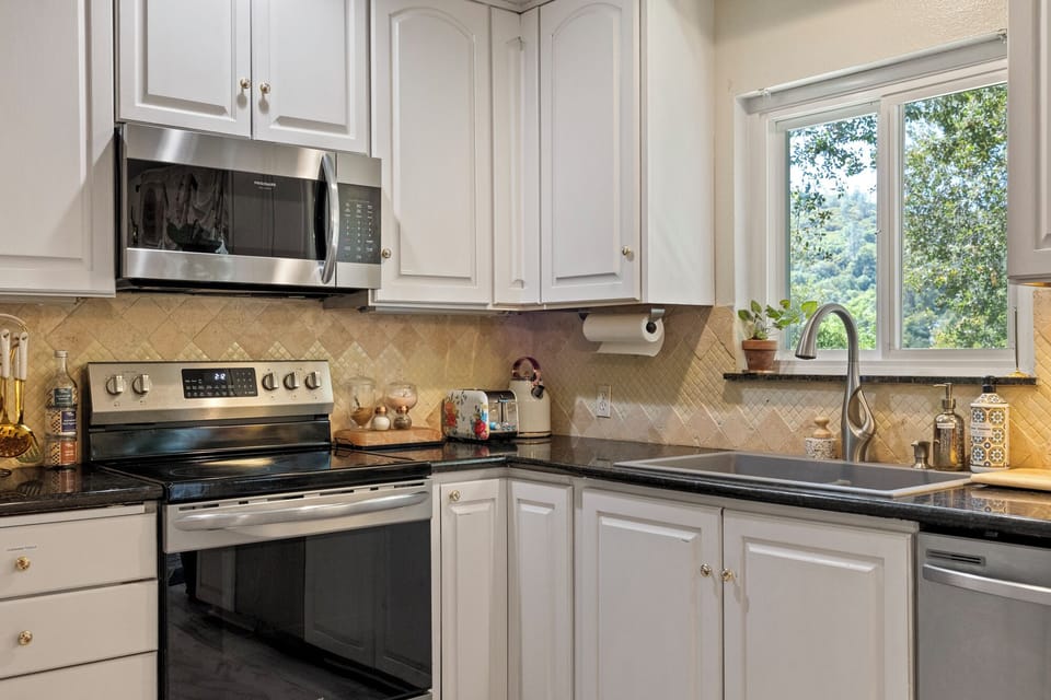 Deluxe House, 2 Bedrooms, Kitchen | Private kitchen | Full-size fridge, microwave, oven, stovetop