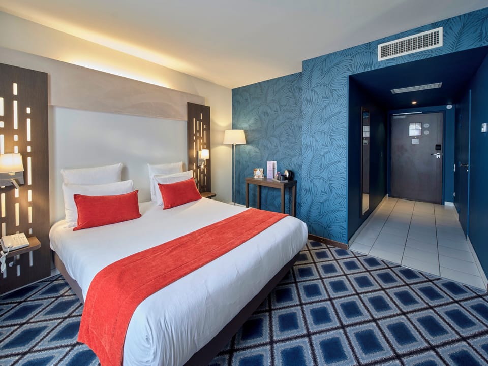 Comfort Room, 1 Double Bed, Accessible | Premium bedding, minibar, in-room safe, desk