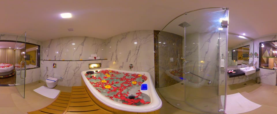 Honeymoon Suite | Bathroom | Shower, free toiletries, hair dryer, slippers