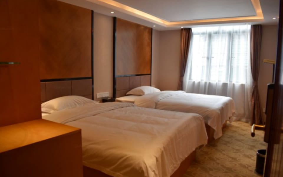 Business Twin Room | Desk, blackout drapes, iron/ironing board, free WiFi