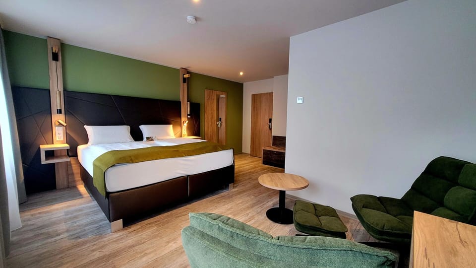 Hypo-allergenic bedding, in-room safe, laptop workspace, soundproofing