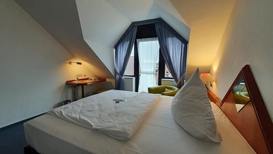 Business Single Room | Hypo-allergenic bedding, in-room safe, laptop workspace, soundproofing