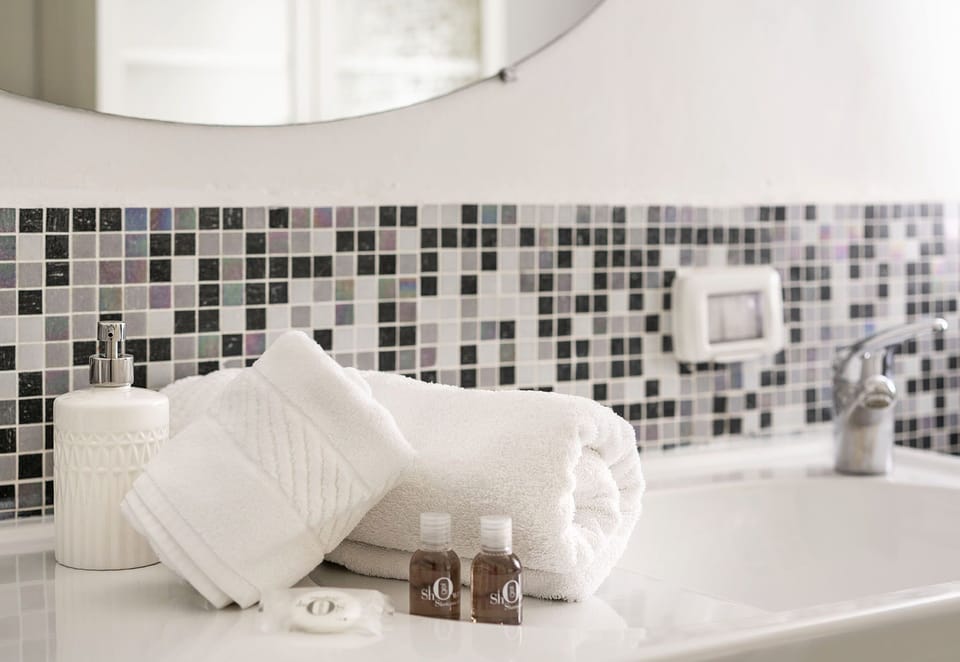 Apartment, 1 Bedroom | Bathroom | Shower, towels, shampoo