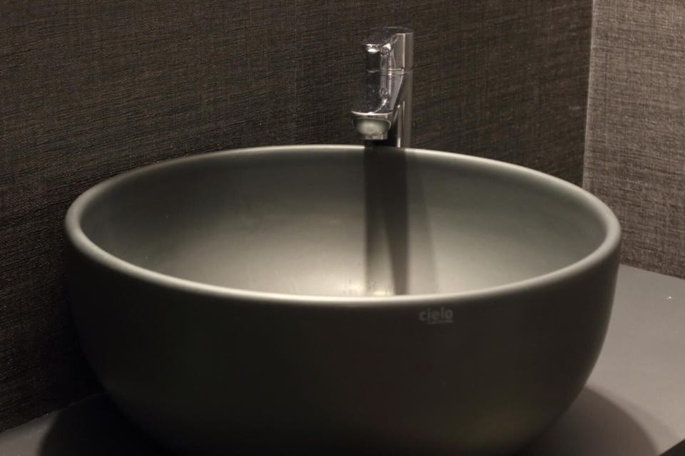 Shower, rainfall showerhead, free toiletries, hair dryer