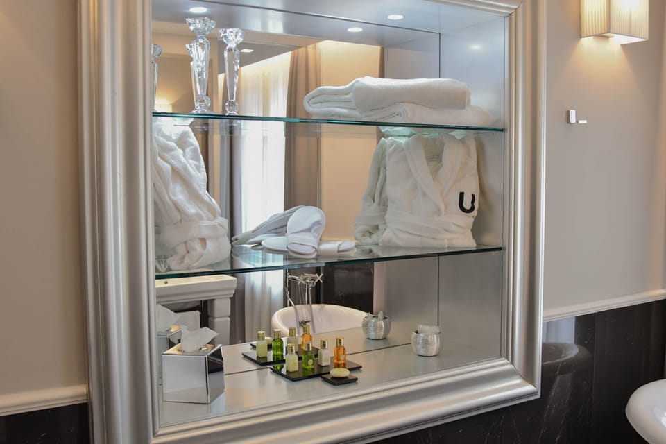Suite Platinum | Bathroom | Hair dryer, slippers, bidet, towels