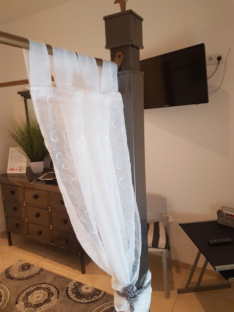 Desk, soundproofing, free WiFi, bed sheets