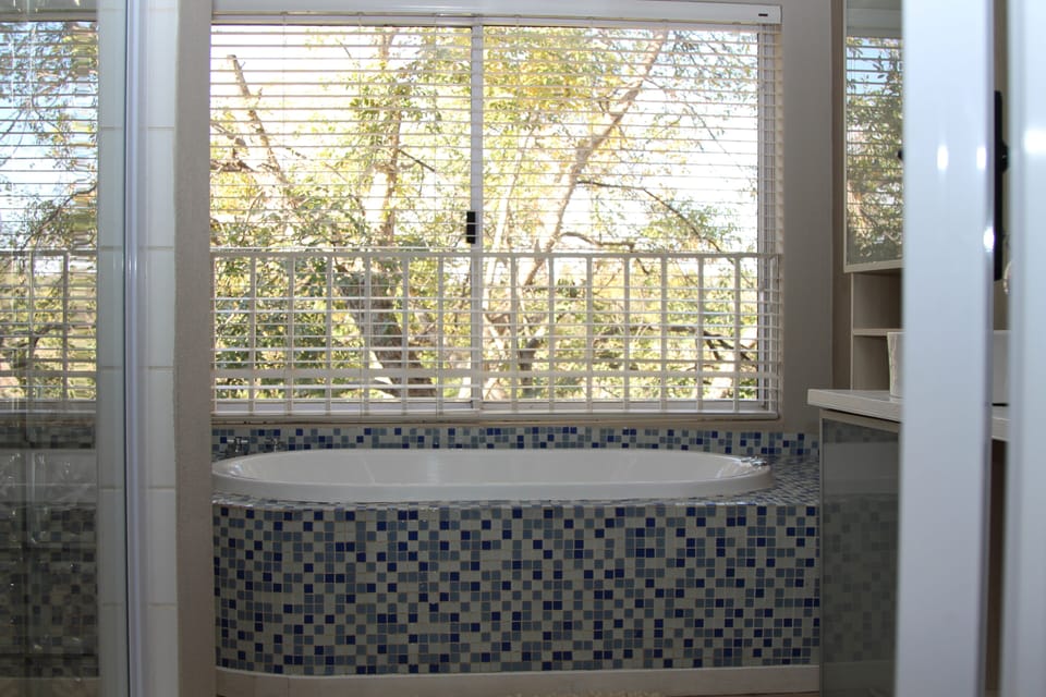 Executive Room, Pool View | Bathroom | Deep soaking tub, free toiletries, hair dryer, towels