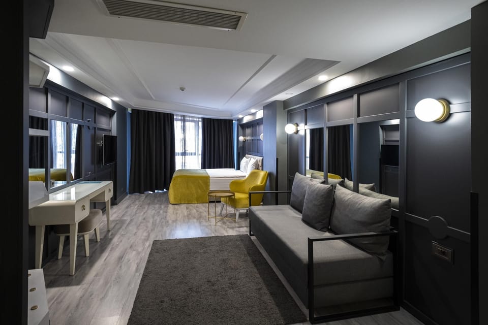 Family Room | 1 bedroom, minibar, in-room safe, desk