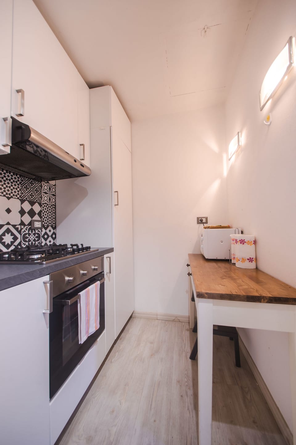 Apartment, 1 Bedroom | Private kitchen | Microwave, cookware/dishes/utensils, paper towels