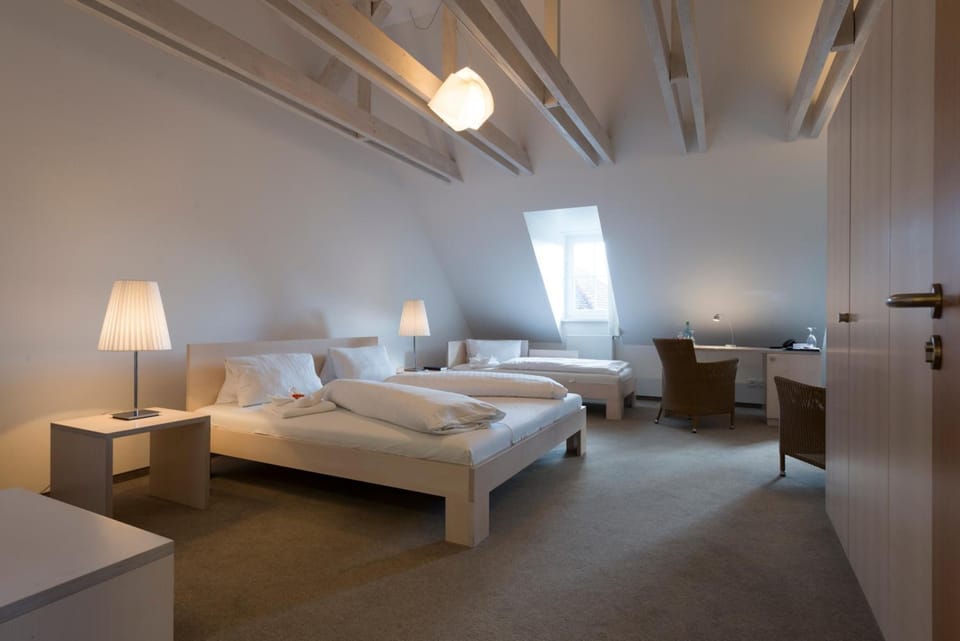 Hypo-allergenic bedding available, desk, WiFi (free), bed sheets