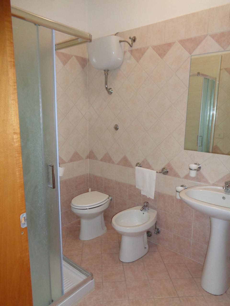 Classic Double or Twin Room | Bathroom | Shower, free toiletries, hair dryer, towels