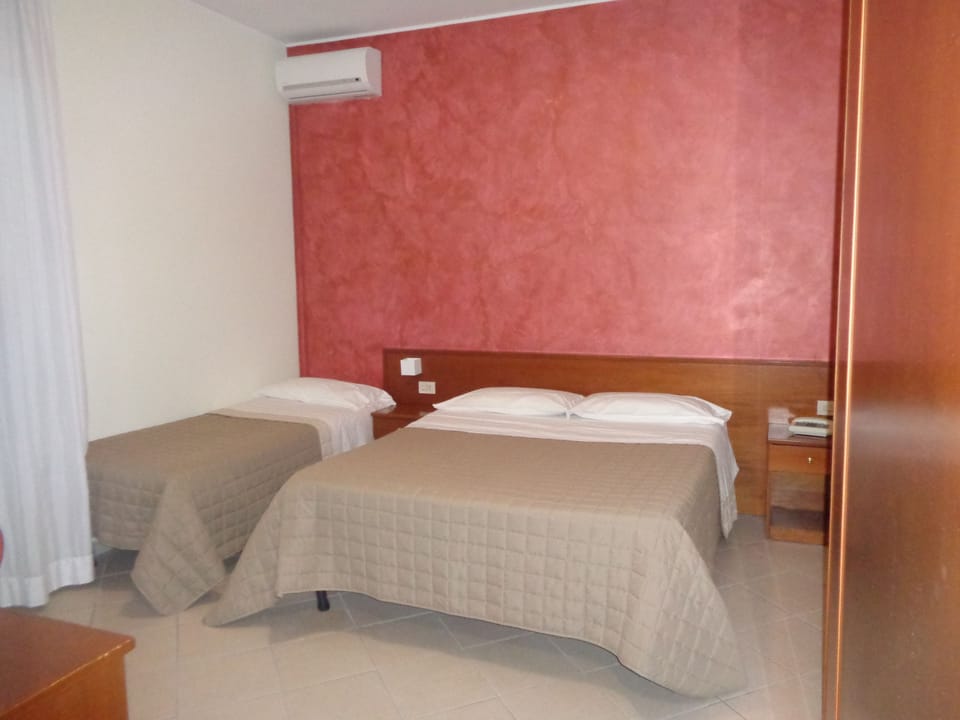 Classic Double or Twin Room | Desk, rollaway beds (surcharge), bed sheets