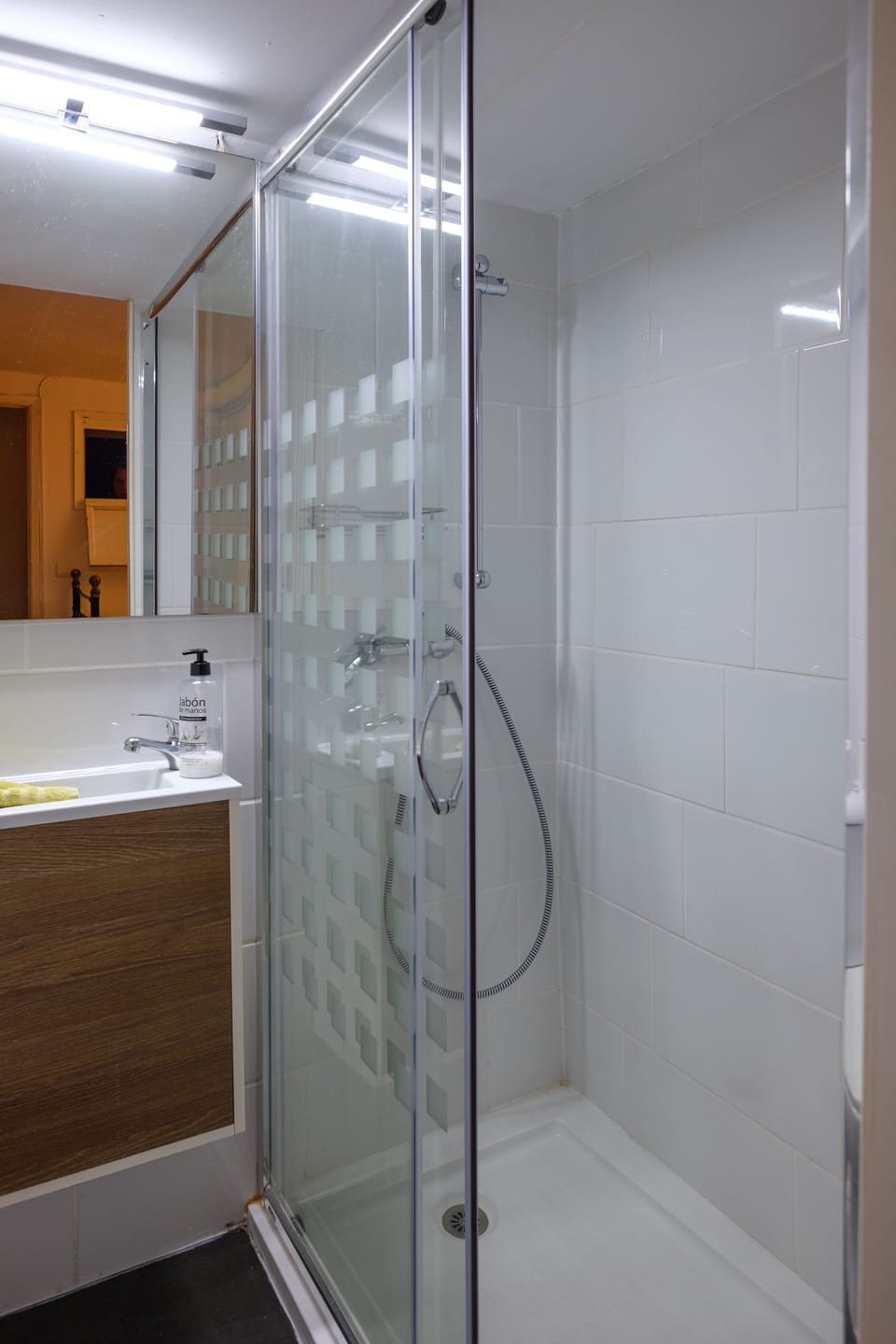 Basic Double or Twin Room, 2 Twin Beds, Pool View | Bathroom | Hair dryer, towels