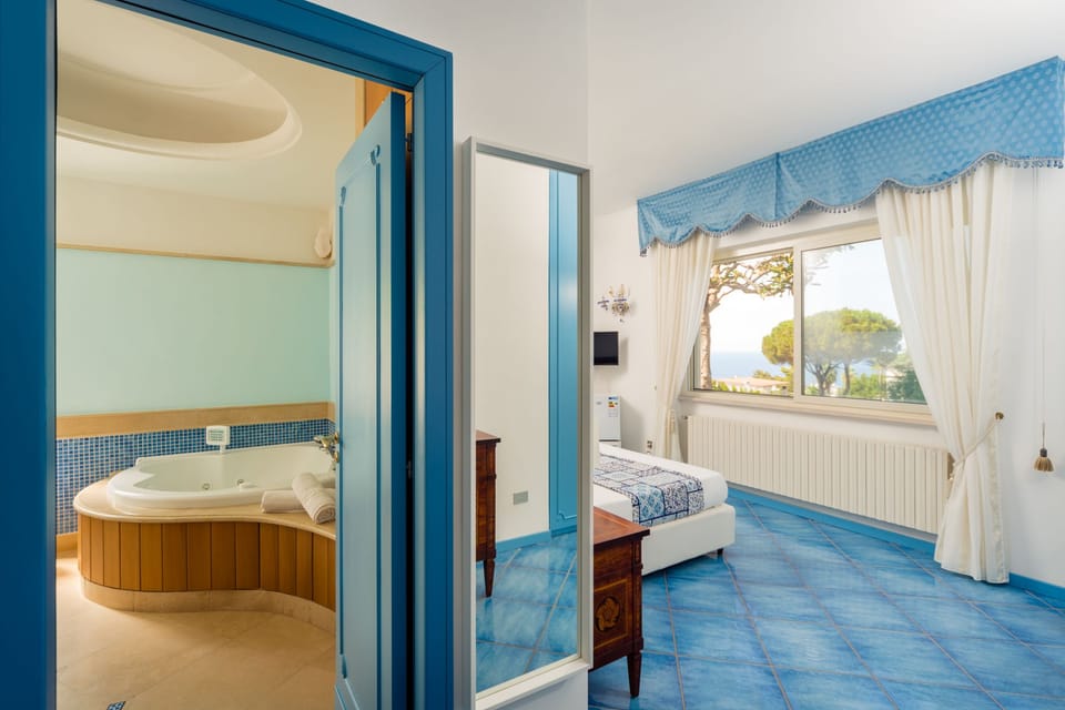Deluxe Double or Twin Room (Valoise) | Individually decorated, individually furnished, desk, iron/ironing board