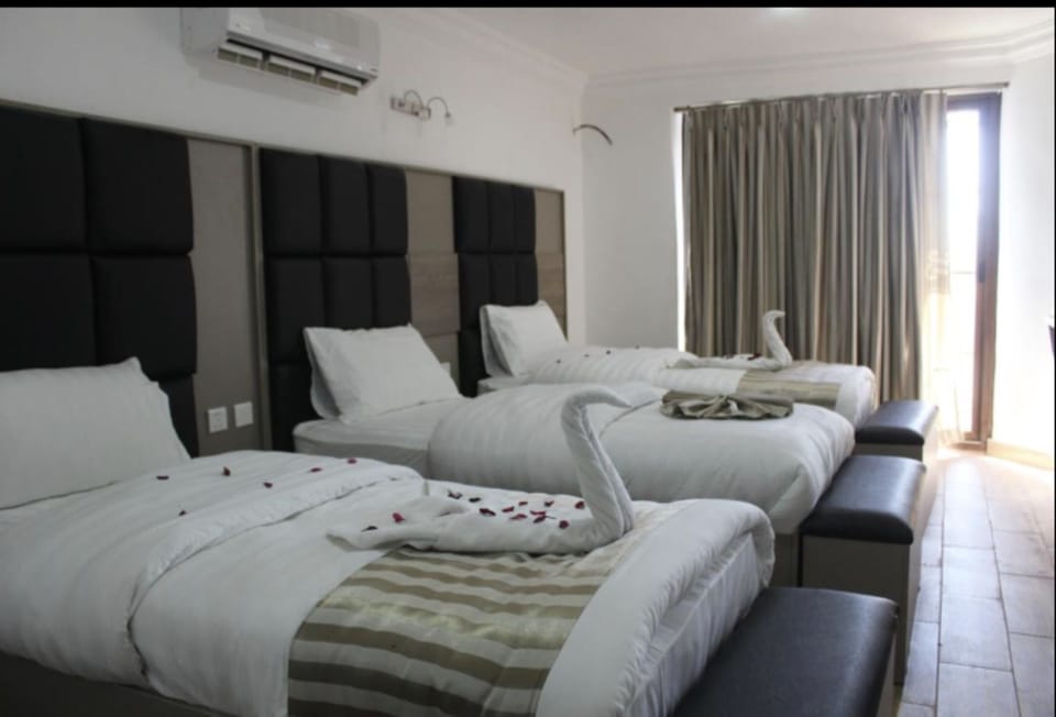 Deluxe Triple Room, Sea View | Desk, free WiFi, bed sheets