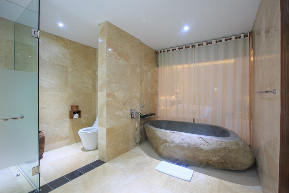 Two-Bedrooms Infinity Lap Pool Villa | Deep soaking bathtub