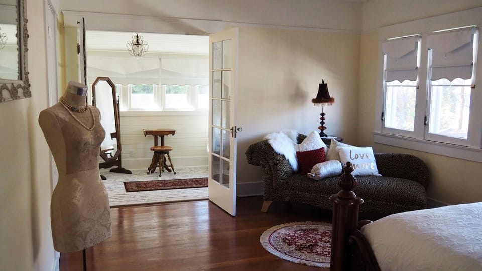 Premium Room, 1 Queen Bed, Non Smoking | Premium bedding, down comforters, pillowtop beds, individually decorated