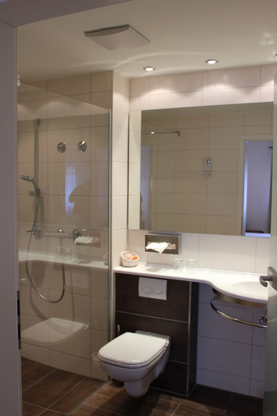 Classic Double Room, Non Smoking, Courtyard Area | Bathroom | Shower, free toiletries, hair dryer, towels