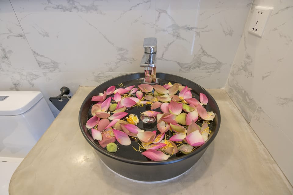 Deluxe Double or Twin Room, Multiple Beds, City View, Garden Area | Bathroom | Shower, rainfall showerhead, designer toiletries, hair dryer