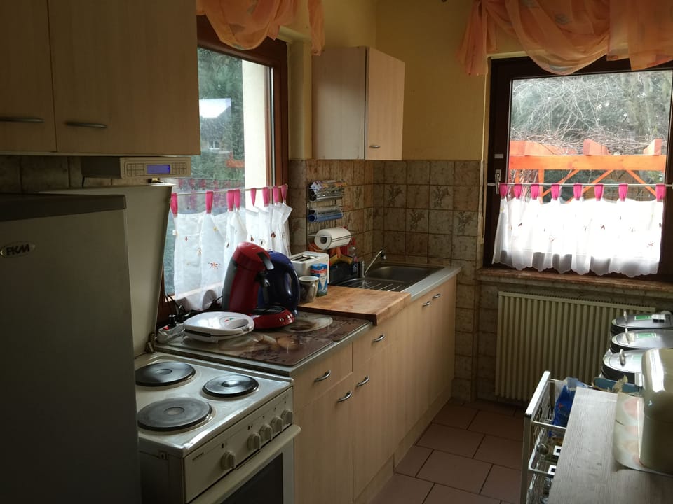 Full-size fridge, microwave, oven, stovetop