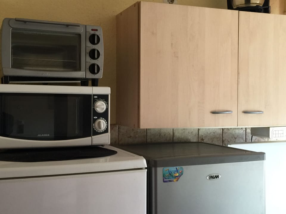 Full-size fridge, microwave, oven, stovetop