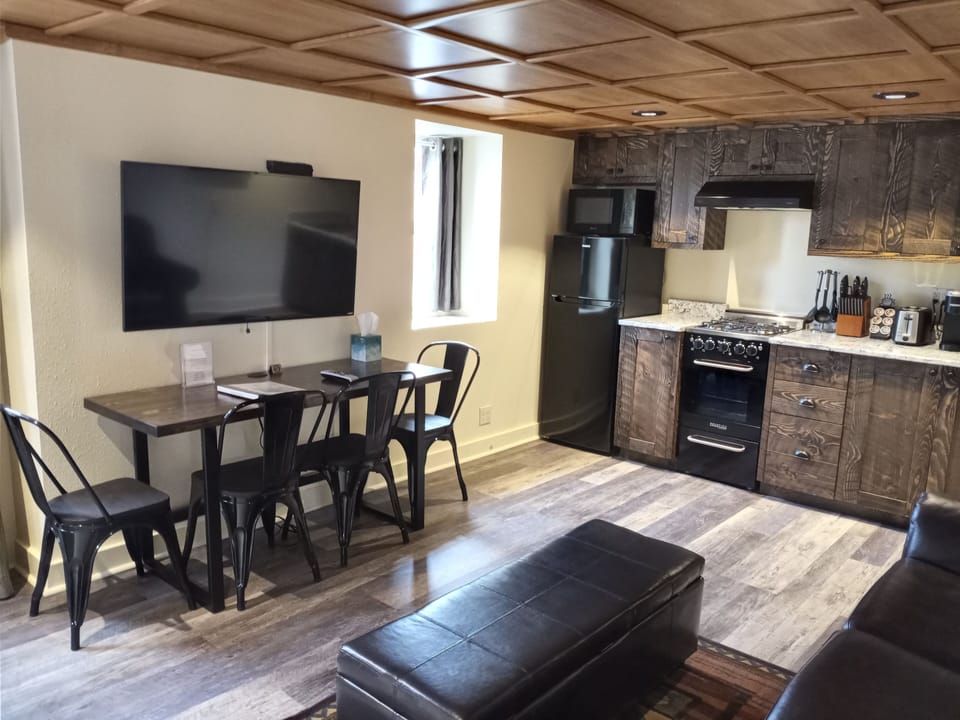 Family Suite, 1 Queen Bed with Sofa bed, Non Smoking | Private kitchenette | Paper towels