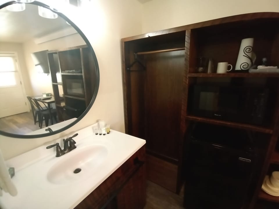 Studio, 1 Queen Bed, Non Smoking | In-room dining