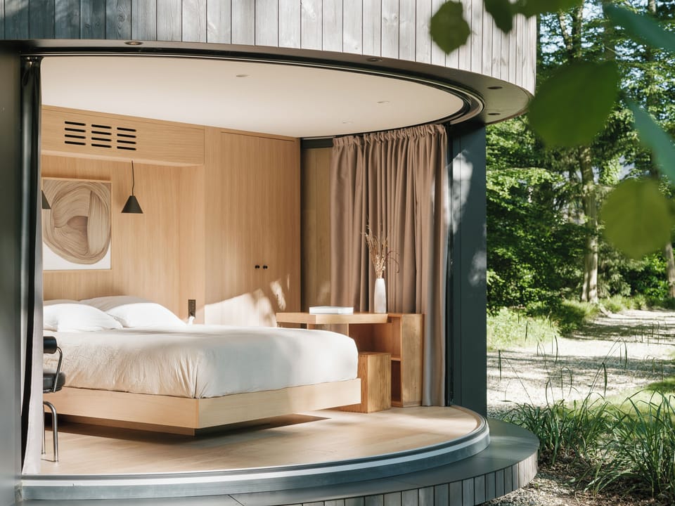Deluxe Suite | Minibar, in-room safe, blackout drapes, soundproofing