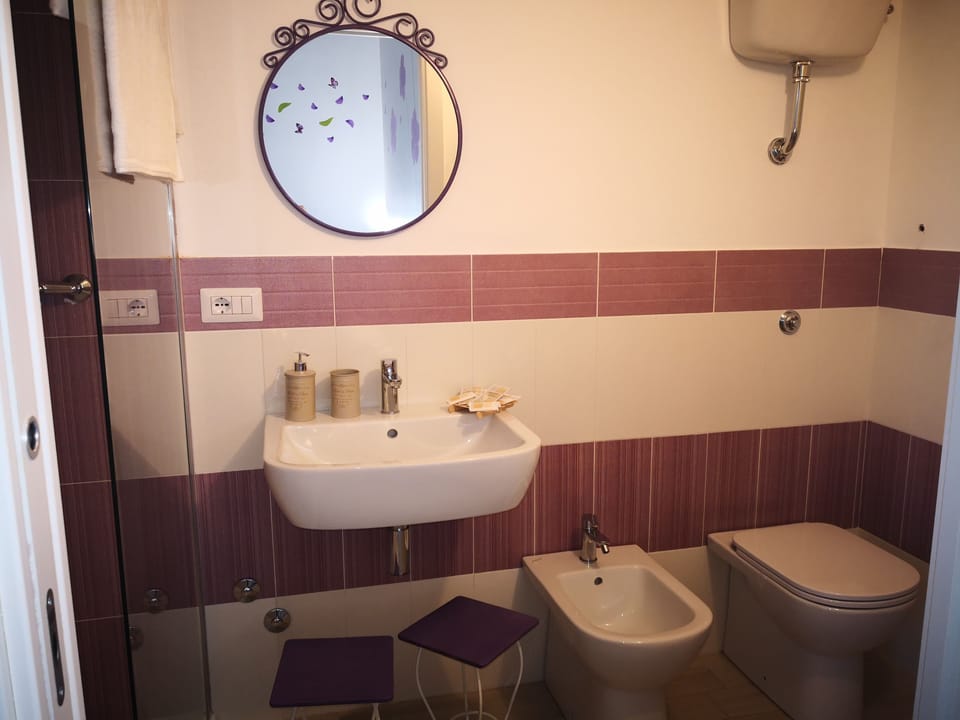Deluxe Double Room, Garden View | Bathroom | Shower, free toiletries, hair dryer, bidet