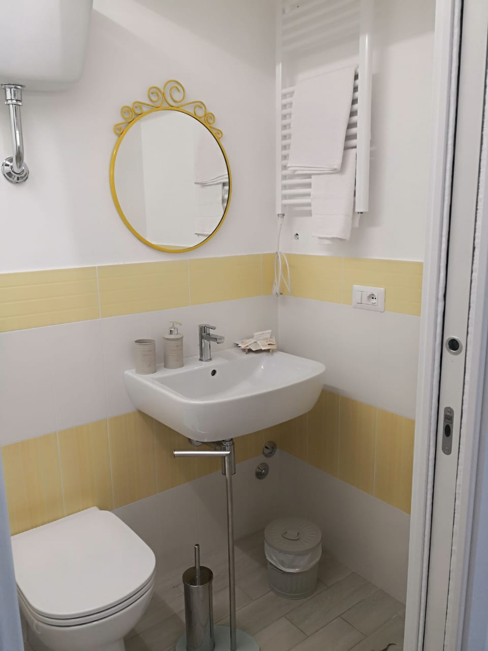 Comfort Room, Garden View | In-room safe, individually decorated, individually furnished, desk