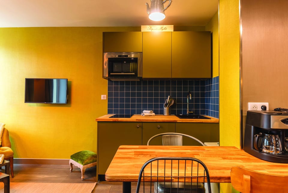 Premium Suite | 1 bedroom, in-room safe, desk, blackout drapes