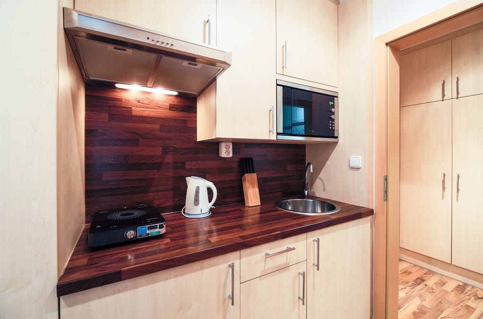 Fridge, microwave, stovetop, coffee/tea maker