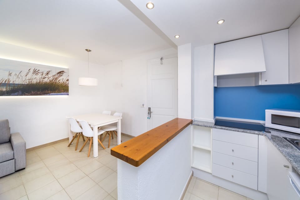 Apartment, 1 Bedroom | Private kitchen | Microwave, cookware/dishes/utensils